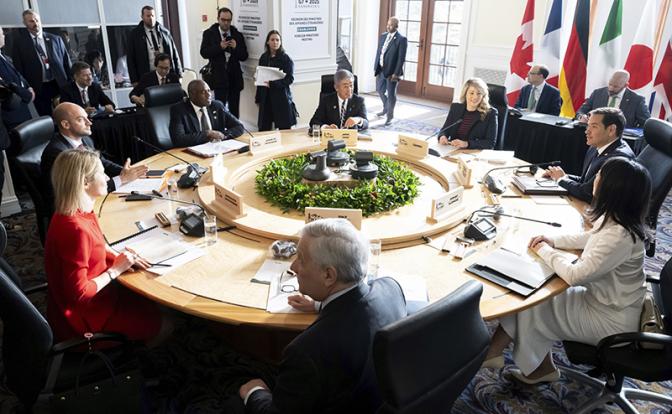 На фото: встреча глав МИД стран Группы семи (G7) в Канаде
