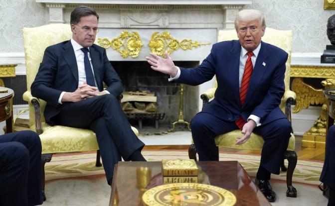 На фото: президент США Дональд Трамп и генеральный секретарь НАТО Марк Рютте (справа налево)