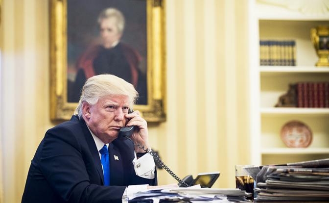 На фото: президент США Д. Трамп проводит телефонный разговор
