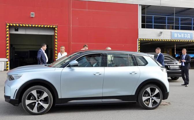 На фото: прототип современного электрокроссовера «Е-Neva» на площадке АО «Обуховский завод».