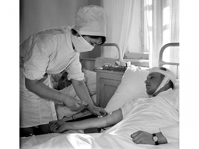 На фото: процедурная сестра Галина Носова у койки пограничника Евгения Шмохина, раненого в бою с китайскими солдатами на острове Даманский 2 марта 1969 года.