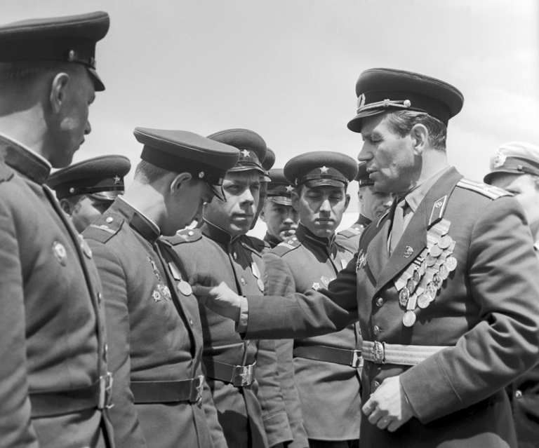 На фото: участник событий на острове Даманский подполковник Александр Константинов беседует с сослуживцами, вместе с которыми он держал оборону 15 марта 1969 года.