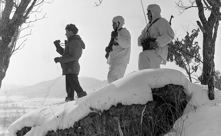 На фото: пограничный наряд во время несения службы на острове Даманский, 01 февраля 1968 года.