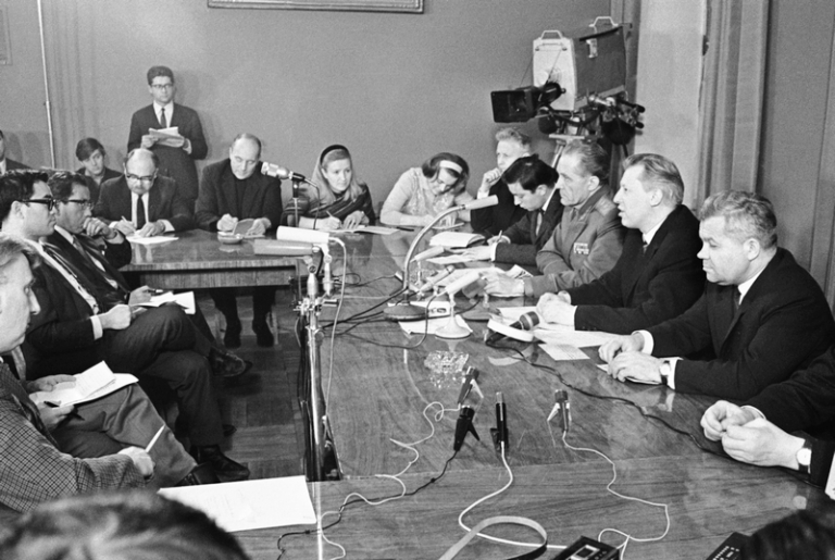 На фото: заведующий отделом печати МИД СССР Леонид Митрофанович Замятин (второй справа) делает заявление в связи с провокацией китайских властей на советско-китайской границе на острове Даманский, 07 марта 1969 года.