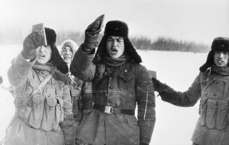 На фото: китайские пограничники во время пограничного конфликта в районе острова Даманский, 1968 год.