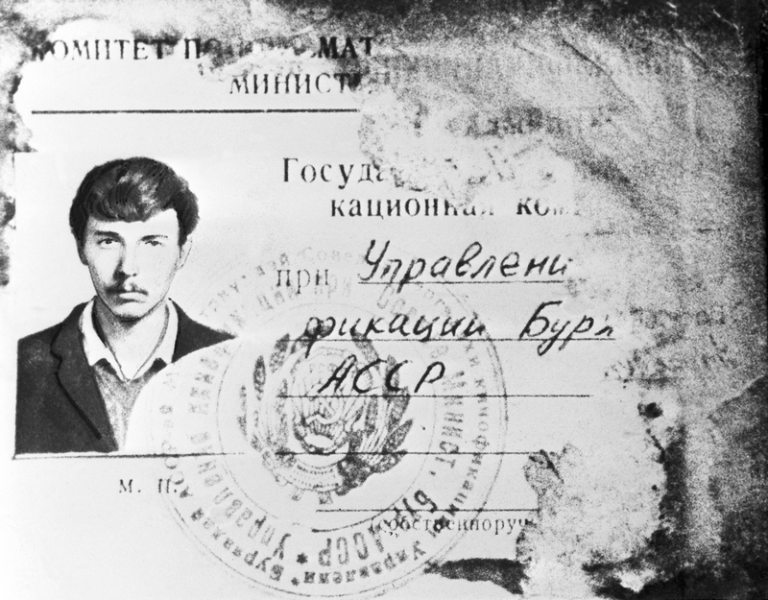 На фото: обагренный кровью документ пограничника Николая Петрова, погибшего от пули китайского провокатора, 1969 год.