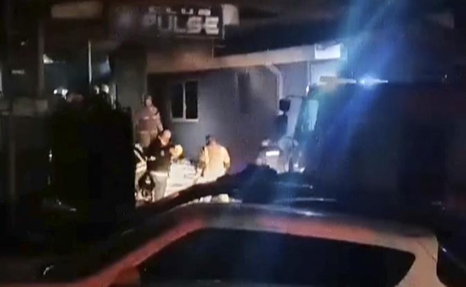 На фото: спасатели стоят перед клубом, в котором рано утром в воскресенье вспыхнул сильный пожар в городе Кочани, Северная Македония