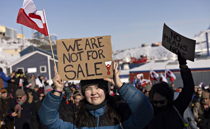 На фото: демонстрация перед консульством США в Гренландии