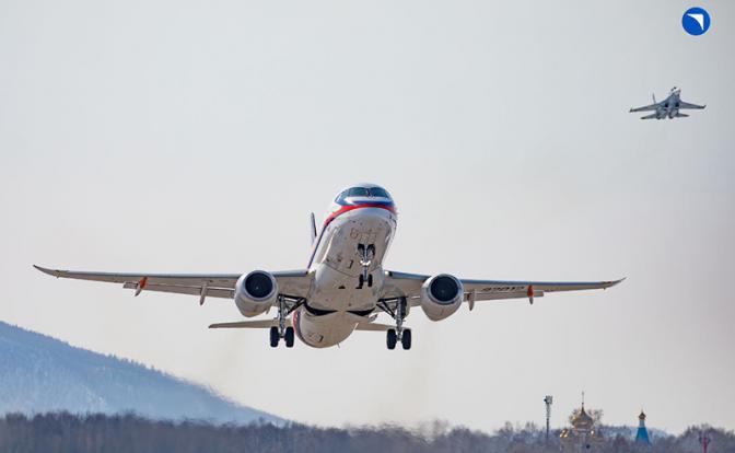 Самолёт «Суперджет» с российскими двигателями совершил первый полёт