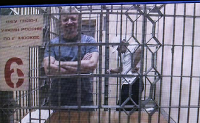 На фото: бывший глава департамента культуры Москвы Александр Кибовский (на экране слева) во время заседания в режиме трансляции по видеосвязи из СИЗО в Московском городском суде.