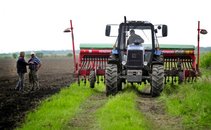 На фото: во время посевных работ в одном из фермерских хозяйств России.