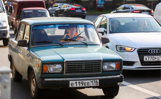 На фото: автомобиль ВАЗ-2107 "Жигули" на одной из улиц Санкт-Петербурга.