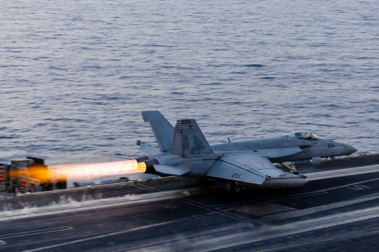 На фото: истребитель ВМС США F/A-18E Super Hornet, прикрепленный к истребителям Sunliner из 81-й ударной истребительной эскадрильи, взлетает с полетной палубы авианосца USS Harry S. Truman.