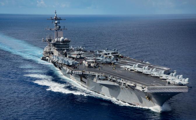 На фото: американский авианосец "Карл Винсон".