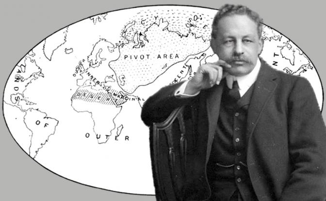 Карта из книги Хэлфорда Маккиндера (на фото) «Географическая ось истории»