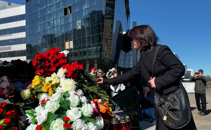 На фото: люди несут цветы к недавно открытому мемориалу в Крокус Сити Холле на западной окраине Москвы.