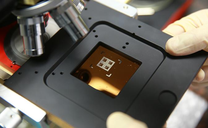 На фото: установка фотолитографии в лаборатории криогенной наноэлектроники