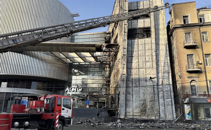 На фото: тушение пожара в торговом центре "Галерея Астор".