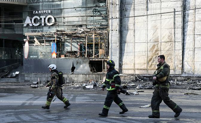 На фото: пожарные во время тушения пожара в торговом центре "Галерея Астор"