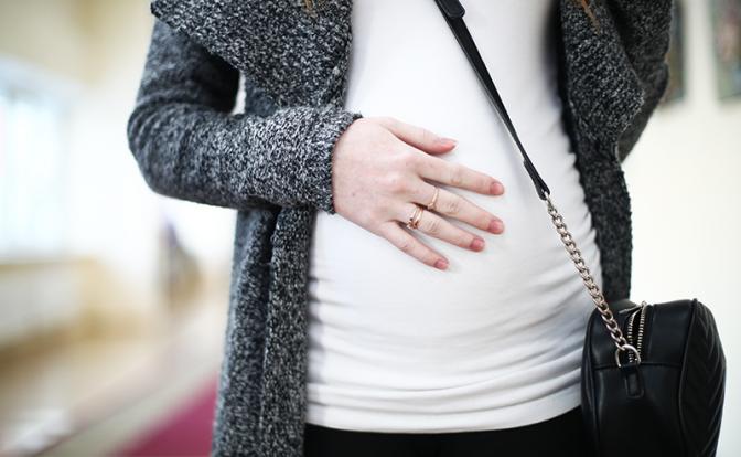 В России беременным школьницам будут платить по 100 тысяч рублей