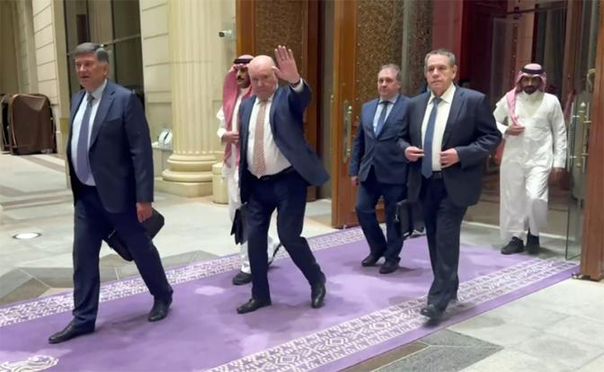 На фото: сенатор Григорий Карасин и советник директора ФСБ Сергей Беседа после переговоров в Эр-Рияде