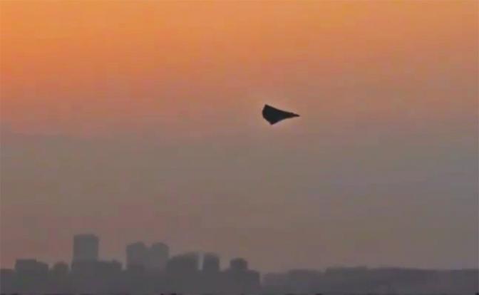 На фото: летные испытания китайского истребителя шестого поколения J-36