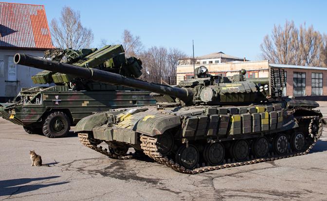 На фото: трофейный танк Т-64 Вооруженных сил Украины(справа)
