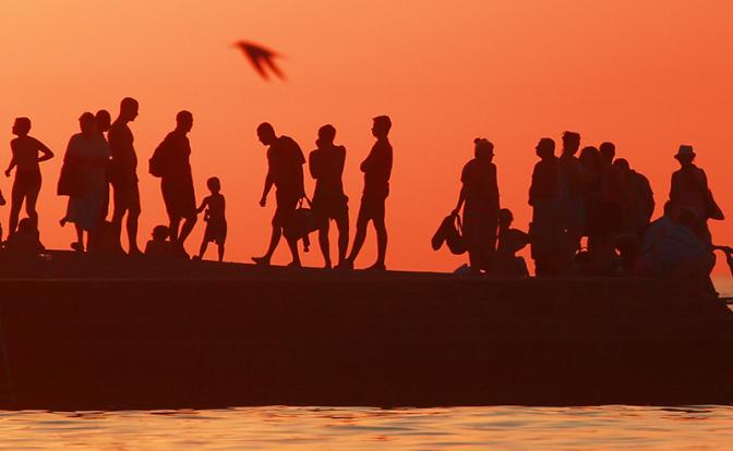 Молодежь — это звучит долго: Возраст "беспокойной юности" подбирается к 50 годам - кому это выгодно?