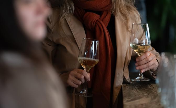 Белое вино опасно для женщин: растет риск рака кожи