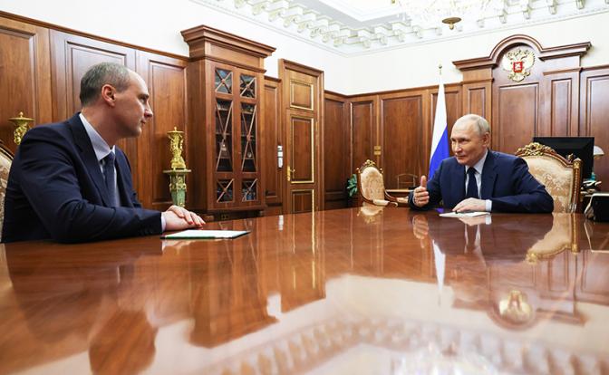 На фото: президент РФ Владимир Путин и губернатор Оренбургской области Денис Паслер (справа налево) во время встречи в Кремле.