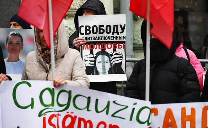 На фото: участники акции в поддержку главы Гагаузии Евгении Гуцул