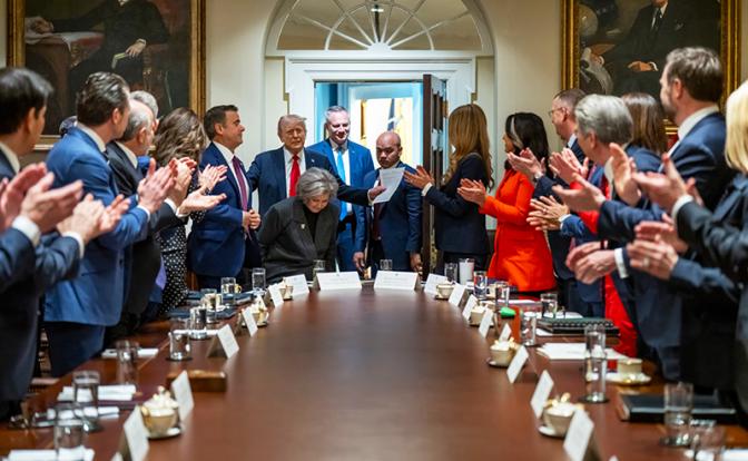 Конец демократии. Президент США может стать императором