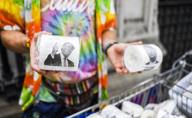 Bloomberg: Решение Трампа может оставить американцев без туалетной бумаги