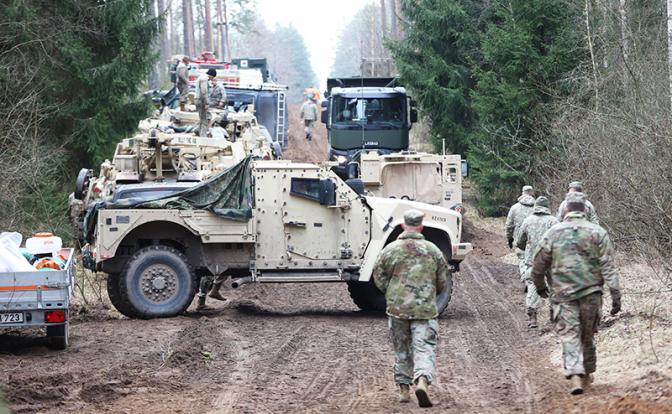 На фото: поисково-спасательная операция на военном полигоне недалеко от Пабраде, где во вторник днем ​​исчезла американская военная ремонтно-эвакуационная машина M88 Hercules с четырьмя американскими военнослужащими