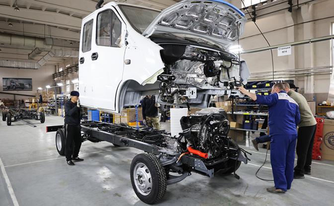 На фото: сборка малотоннажных грузовых автомобилей Газель Next