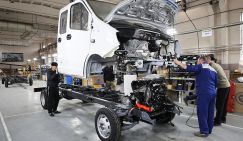 Иномарки под запретом. Трамп загоняет автопром назад в США, в России – обратные процессы