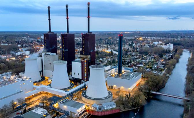 На фото: градирни газовой электростанции Лихтерфельде в Берлине, Германия.