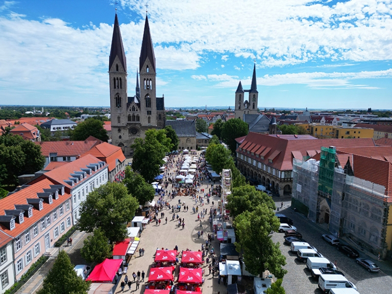 На фото: романской церковь Богоматери и возвышающийся над площадью готический собор, Хальберштадт, Германия.