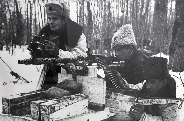На фото: использование партизанами трофейного пулемета в бою.