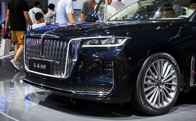 На фото: китайский автомобиль Hongqi H9
