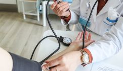 Скальпель в руках чиновника. 10 причин дефицита врачей