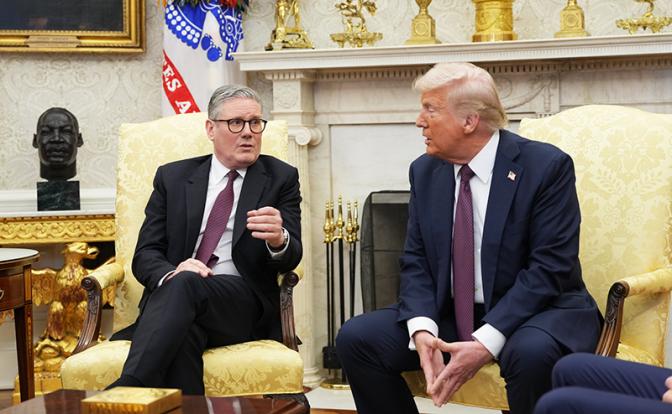 На фото: премьер-министр Великобритании Кир Стармер и президент США Дональд Трамп