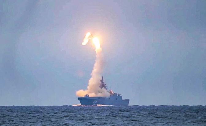 На фото: фрегат «Адмирал Горшков» осуществил пуск гиперзвуковой крылатой ракеты «Циркон»