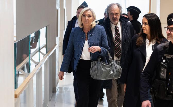 На фото: лидер парламентской фракции правой партии "Национальное объединение" Марин Ле Пен перед началом судебного заседания.