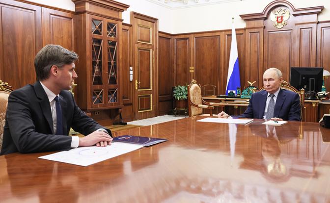 На фото: генеральный директор госкорпорации "Роскосмос" Дмитрий Баканов и президент РФ Владимир Путин (справа налево) во время встречи в Кремле.