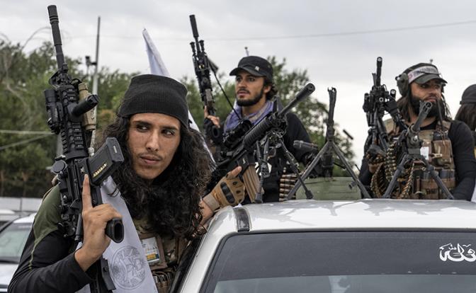 НА фото: бойцы радикального движения "Талибан" (запрещено в РФ)