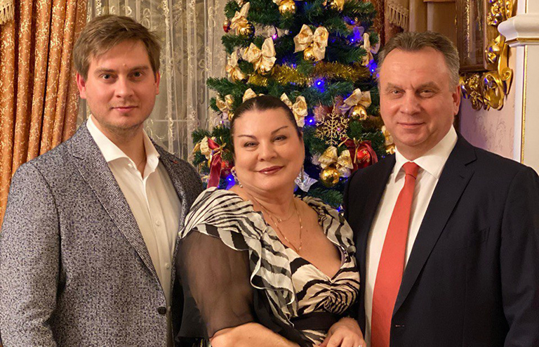 На фото: Иван Сергеевич, Вера Петровна и Сергей Иванович Крючеки