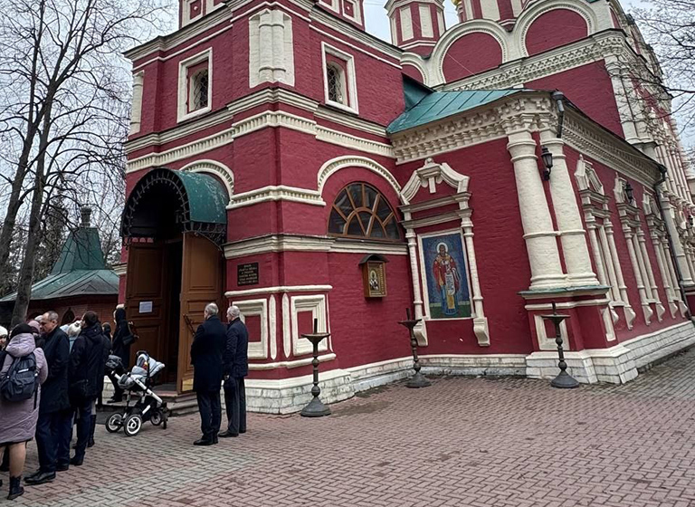 На фото: панихида в Храме Архистратига Михаила в Тропареве