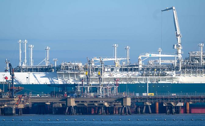 Капканы на суше и на море: СПГ из России со всех сторон обложили красными флажками