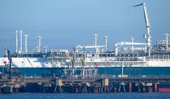 Капканы на суше и на море: СПГ из России со всех сторон обложили красными флажками